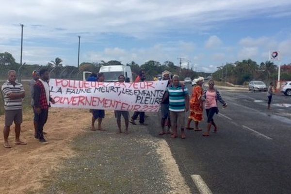 Edouard Philippe en Calédonie arrivée à Lifou comité d'accueil pollution aéroport de Wanaham 3 décembre 2017