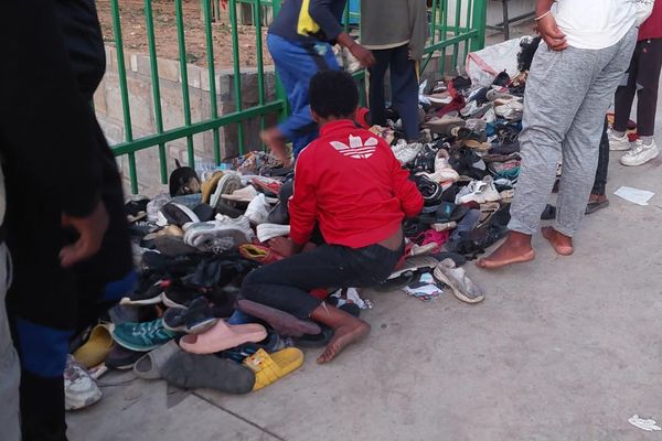 Des personnes recupèrent leurs chaussures perdues pendant la bousculade