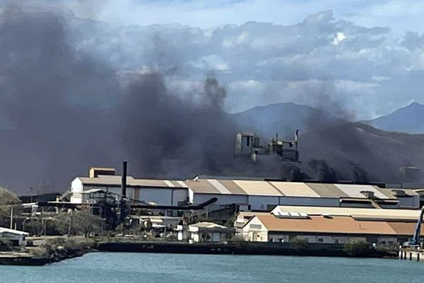 Le feu a été constaté dans un dock semi-ouvert qui contenaient des pneus.