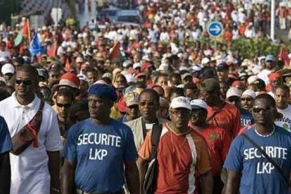Du 20 janvier au 4 mars 2009, des dizaines de milliers de Guadeloupéens marchaient presque quotidiennement pour dénoncer la "Pwofitasyon".