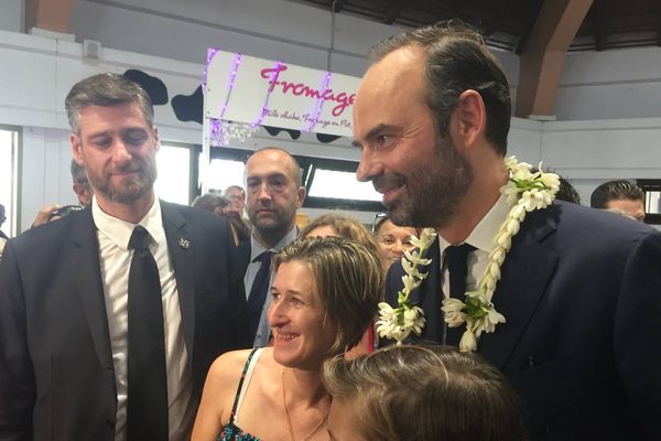 Edouard Philippe au contact des Calédoniens ce matin, au marché de Nouméa