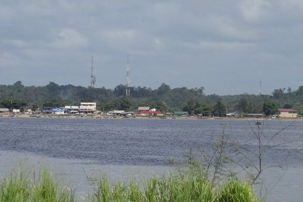 La rive surinamaise depuis Saint-Laurent