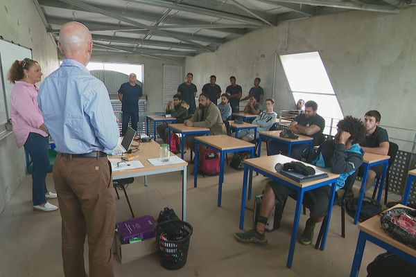 Après avoir été hébergé dans les locaux de la CCI, les élèves du CFA sont accueillis dans une école de Yahoué.