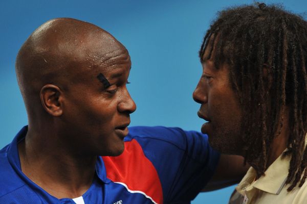 Olivier Girault, ici en 2008 à Pékin, avec une autre légende du handball tricolore, le Réunionnais Jackson Richardson