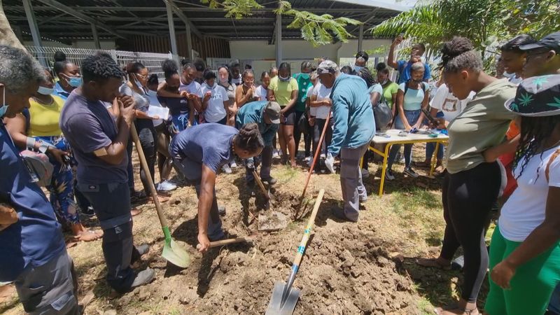 "Time Capsule" du lycée de PortLouis  quels jeunes gens étaientils