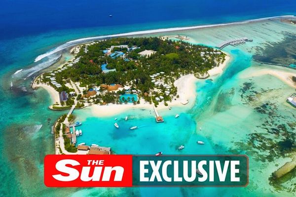 Une hôtesse ivre sur une plage des Maldives 29 mars 2022