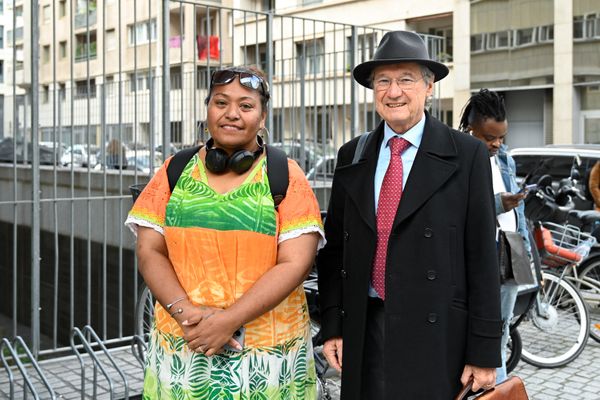 Brenda Wanabo-Ipeze et l'avocat François Roux, le 20 septembre 2024, lors d'un rassemblement en soutien aux militants de la CCAT entendus à la cour de justice de Lyon.