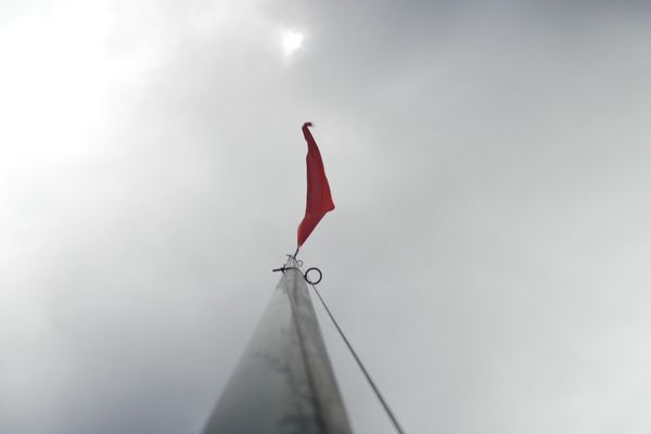 Drapeau rouge marquant l'interdiction de baignade à la baie des Citrons de Nouméa.