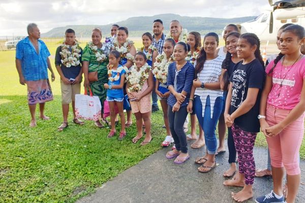 Les jeunes wallisiennes du club AS HIHIFO lors de leur arrivée à l'aérodrome de Vele à Futuna