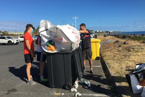 Opération nettoyage terrestre et aquatique littoral du Port poubelles big bag bénévoles