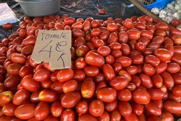 Le prix du kilo de tomates au marché forain