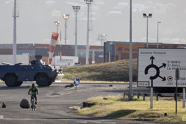 L’activité portuaire reprend sous surveillance policière.