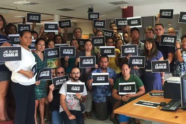 La station Polynésie 1ère se joint à l'hommage international de l'ensemble des rédactions et dénonce l'attentat qui a frappé la rédaction du journal Charlie Hebdo.