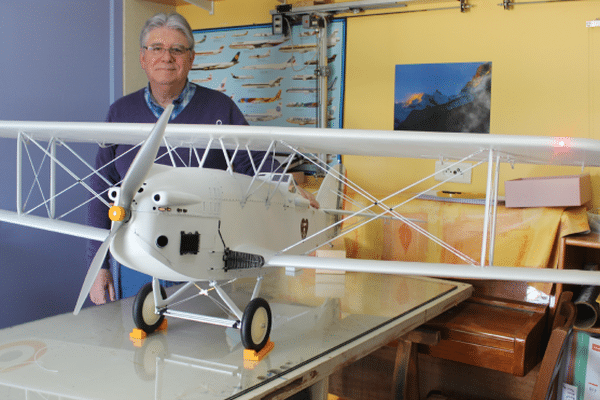 Alain Denis et sa réplique de l'Oiseau Blanc dans son atelier.