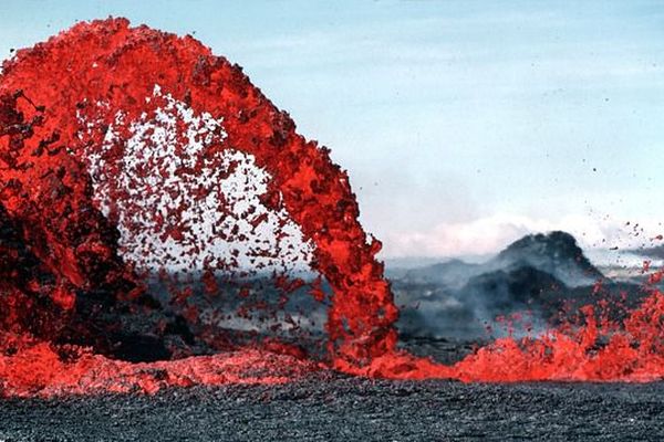Des scientifiques estiment que l'activité volcanique pourrait être un précurseur à une éruption majeure similaire aux explosions du volcan Kilauea en 1925 (illustration)