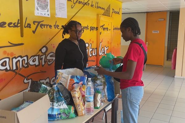 Distribution de denrées et produits d'hygiène à l'UFR Sciences juridiques et économiques