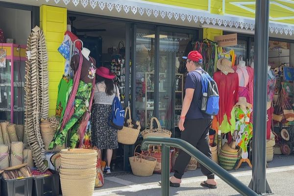 croisiéristes au marché artisanal de Saint-Denis