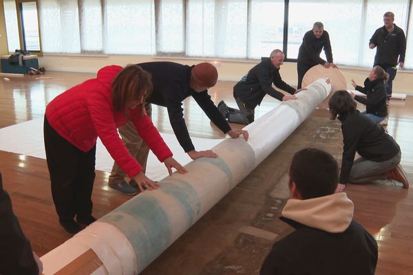 La toile de Gaston Roullet, exposée au musée de l'Arche depuis 1999 est enroulée pour être conservée le temps des travaux dans le bâtiment dans un caisson sur-mesure. Elle aura fait l'objet d'une expertise avant d'être ramassée.