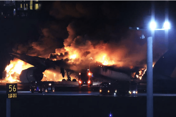 Un Airbus de la Japan Airlines est en feu, le 2 janvier 2024 à l'aéroport de Tokyo-Haneda.