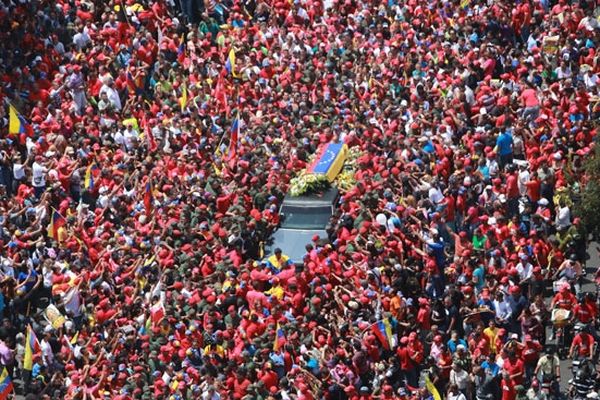 A Caracas, des dizaines de milliers de personnes ont accompagné la dépouille d'Hugo Chávez