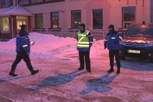 Des gendarmes effectuant un contrôle routier à St-Pierre.