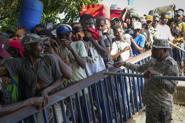 Des Haïtiens traversent la frontière vers Dajabon, en République dominicaine, le vendredi 17 mai 2024.