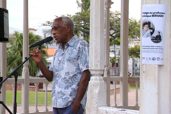 Intervention d'Elie Poigoune pendant le rassemblement citoyen du 25 octobre, à Nouméa.