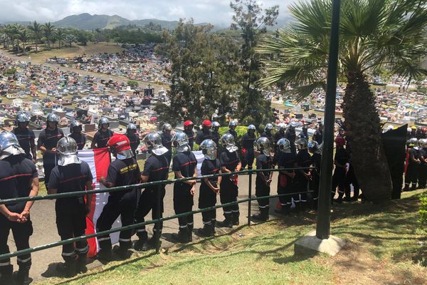 Le cercueil du défunt a quitté la morgue de Nouméa encadré par un double rang de pompiers casqués. 