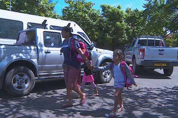 Deux semaines après la rentrée, certaines classes doivent fermer. Beaucoup de parents n'ont pas été informés.