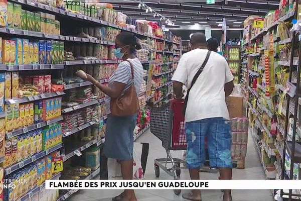 Clients dans un supermarché en Guadeloupe