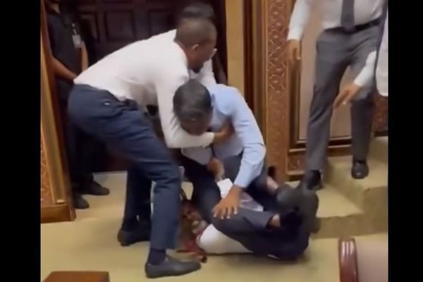 Aux Maldives, une bagarre a éclaté en plein parlement