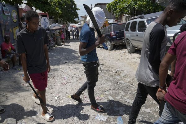 Des hommes du mouvement "bwa kalé", en résistance contre les gangs