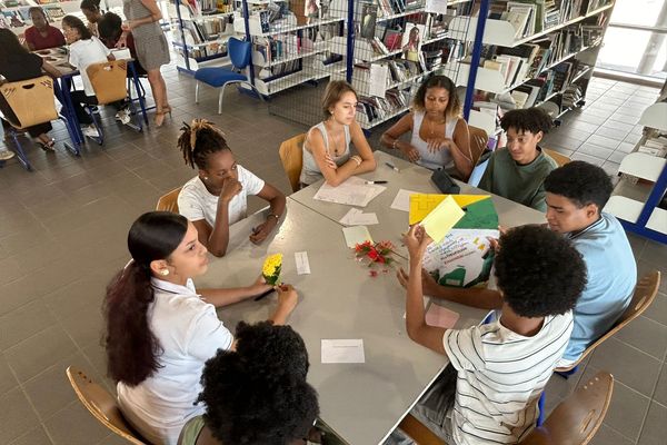 Les élèves travaillent en atelier au CDI sur des messages de paix