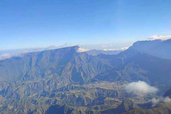 Ciel bleu sur Cilaos vue aérienne 30 juin 2023