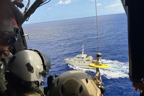 Un Puma des Forces armées de Nouvelle-Calédonie réalise une évacuation sanitaire à bord du navire scientifique calédonien l'Amborella, jeudi 7 novembre, à 280 km au large de Koumac.