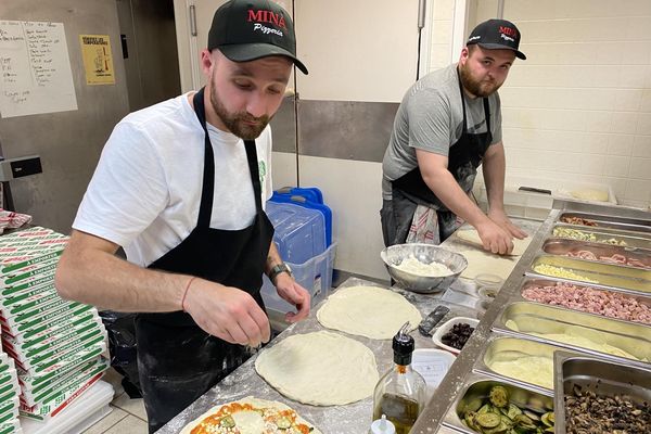 Earvin Micheli, gérant de la pizzeria Cha Minà et un de ses employés en pleine prépartion des commandes du soir.