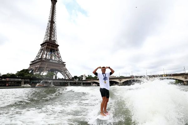 Kauli Vaast surfe sur la Seine avec sa médaille d'or