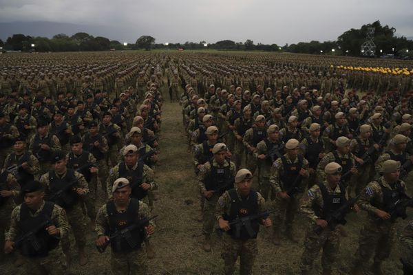 Les militaires d'El Salvador défilent à la célébration de l'Independence