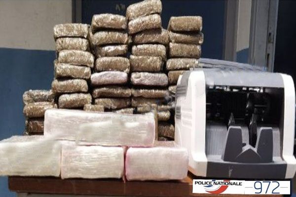 Les enquêteurs de la police nationale ont saisi plus de 15 kg de résine de cannabis et plus de 4,5 kg de cocaïne.