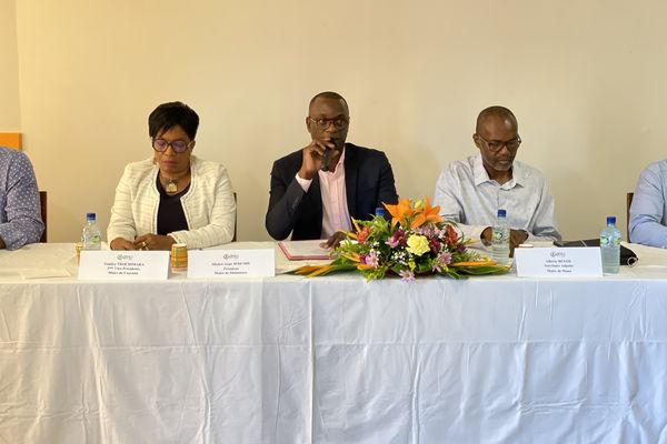 Michel-Ange Jérémie, président de la l'Association des maires de Guyane entouré de Sandra Trochimara, maire de Cayenne et d'Albéric Benth, maire de Mana