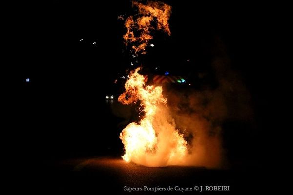 Feux de poubelles à Cayenne