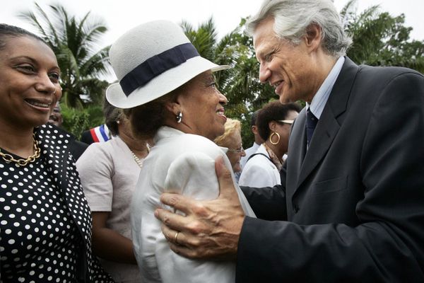 Le Premier ministre Dominique de Villepin salue la sénatrice Lucette Michaux Chevry à Bouillante, le 12 octobre 2006. 