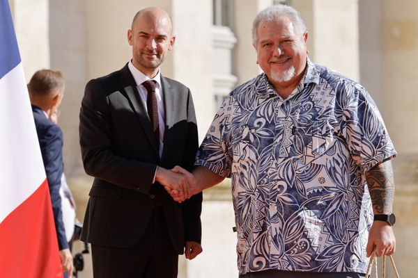 Le président de la Polynésie Moetai Brotherson est accueilli à son arrivée à Villers-Cotterêts par le ministre des Affaires étrangères, avant l'ouverture du XIXe sommet de la francophonie, le 4 octobre 2024.