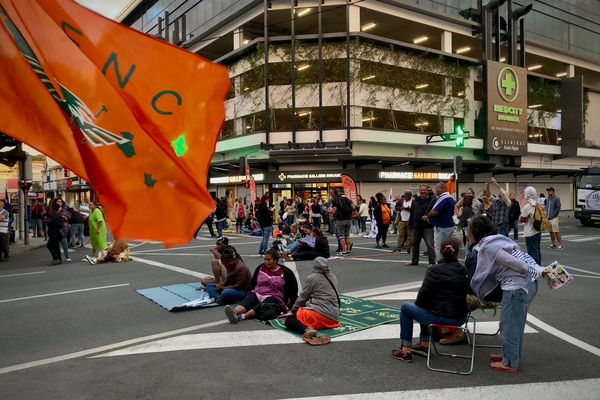 En cette fin de journée, les manifestants sont moins nombreux.