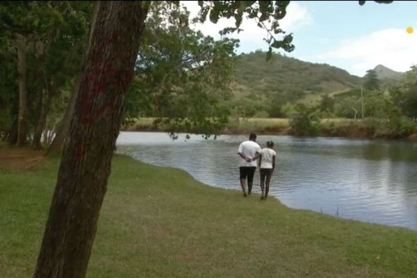 La route de Nakutakoin longe la rivière Dumbéa sur la berge opposée au parc Fayard.