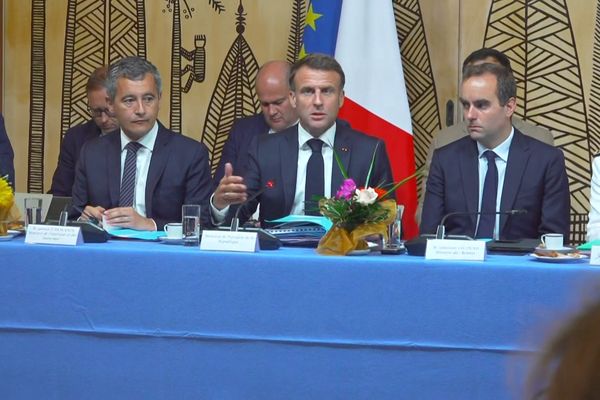 Face aux invités politiques, Emmanuel Macron encadré par Gérald Darmanin et Sébastien Lecornu.