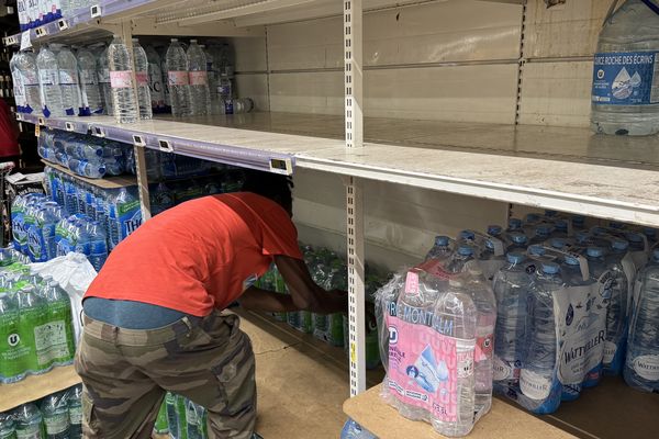 En pleine pénurie, les bouteilles d’eau de premier prix sont épuisées dans les grandes surfaces de Saint-Laurent-du-Maroni, alimentant l’inquiétude de la population.