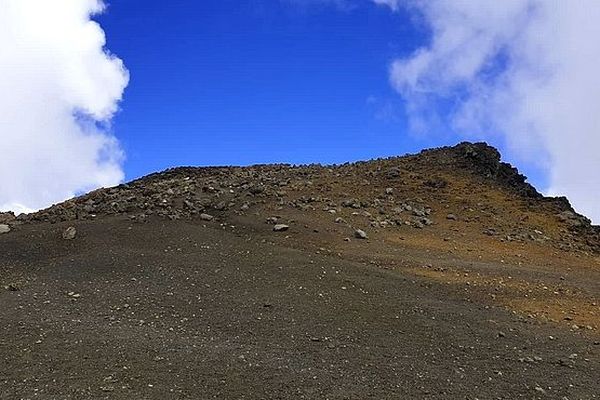 Piton des neiges ciel bleu et nuages avril 2019