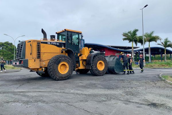 Les équipes mobilisées sur le déblayage de l'axe routier qui mène à la clinique de Nouville, à Nouméa.