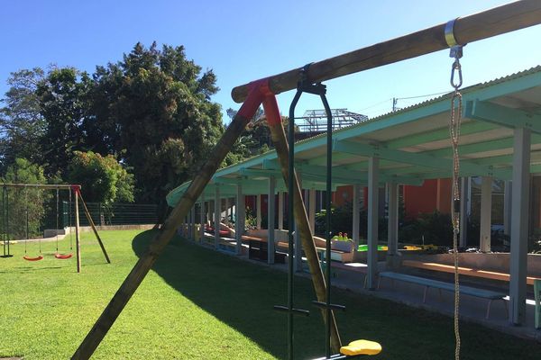 Un petit jardin avec des jeux de plein air ont été installés également.